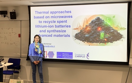 Prof. Elza Bontempi standing in front of her presentation slides